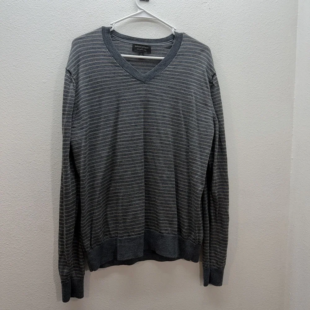 Banana Republic Men's V-Neck 100% Merino Wool Sweater Gray Striped Size L Preppy